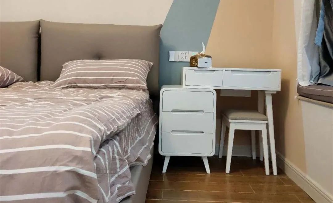 床头柜可有可没，摆上不会后悔