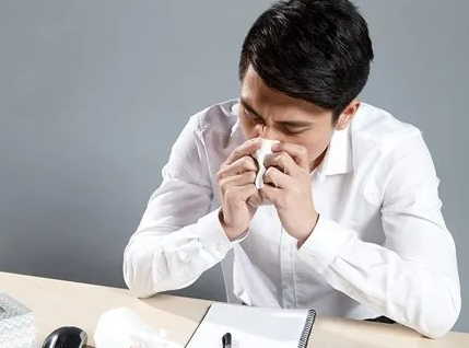 一连打了三个喷嚏有什么预兆吗,一连打了三个喷嚏有什么预兆吗