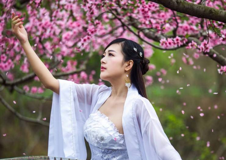 幸运相伴的3大生肖，他们一生桃花相随，属马的很奔放